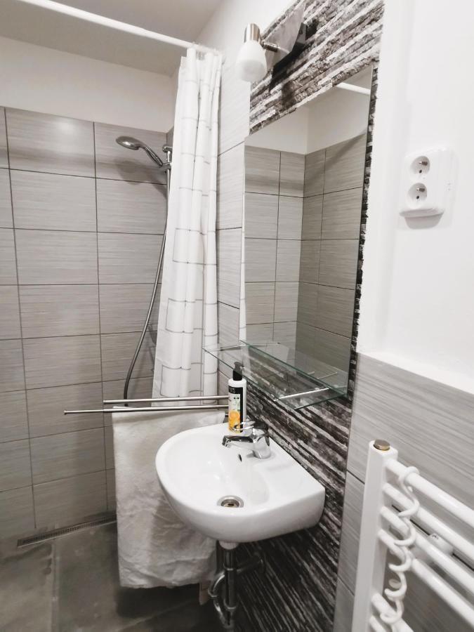 Apt 100 布拉格 外观 照片